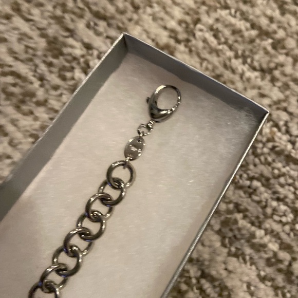 🦋 2/$20 Silver tone chain bracelet with heart charm - Picture 3 of 3